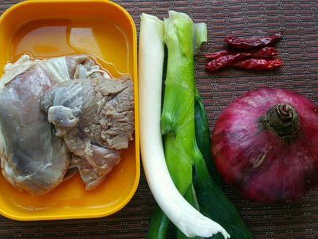 【双葱爆羊肉】步骤1