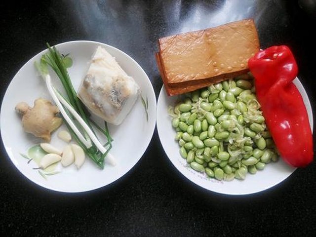【毛豆烧咸肉】步骤1