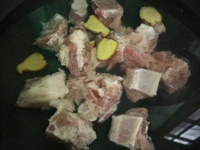 【土豆焖排骨】步骤2