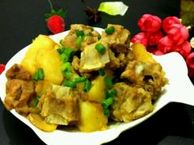 土豆焖排骨