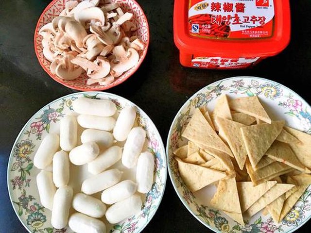 【辣椒酱炒芝士年糕】步骤1