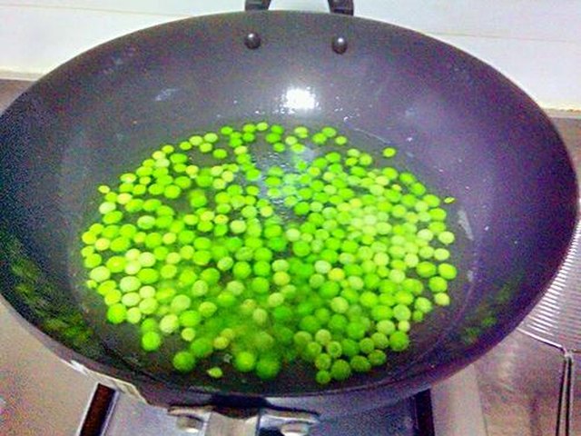 【肉末炒豌豆】步骤3
