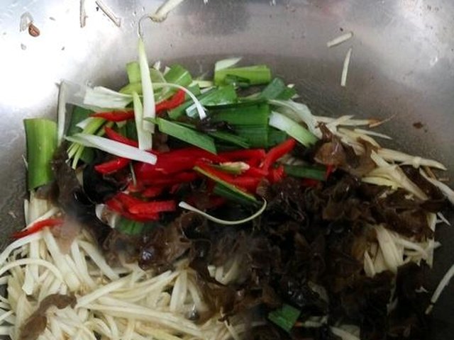 【茭白木耳炒肉】步骤3