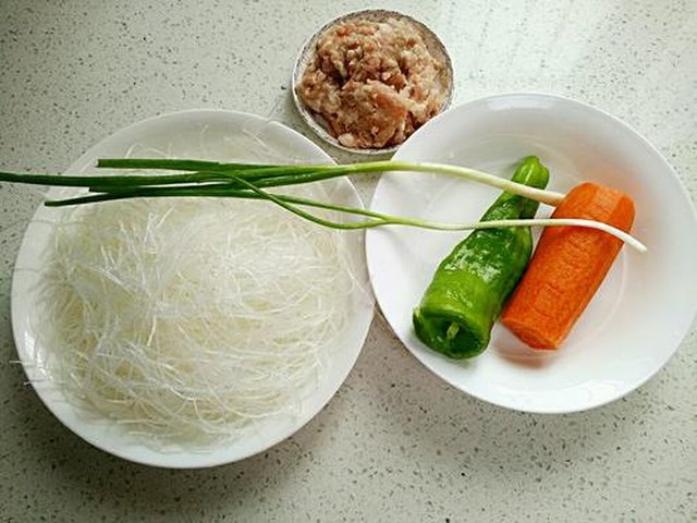 【肉末炒粉丝】步骤1