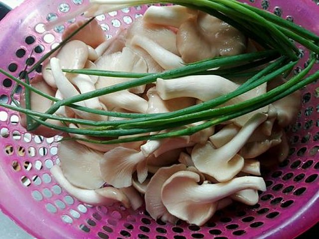 【袖珍菇白豆腐汤】步骤1