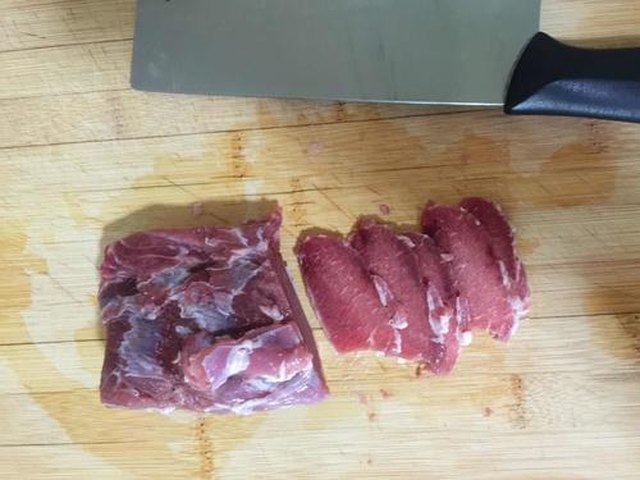 【葱爆羊肉】步骤1