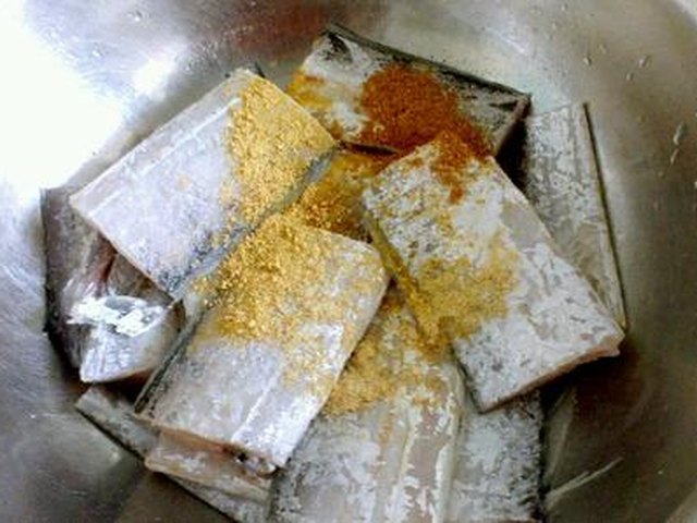 【酥香带鱼】步骤2