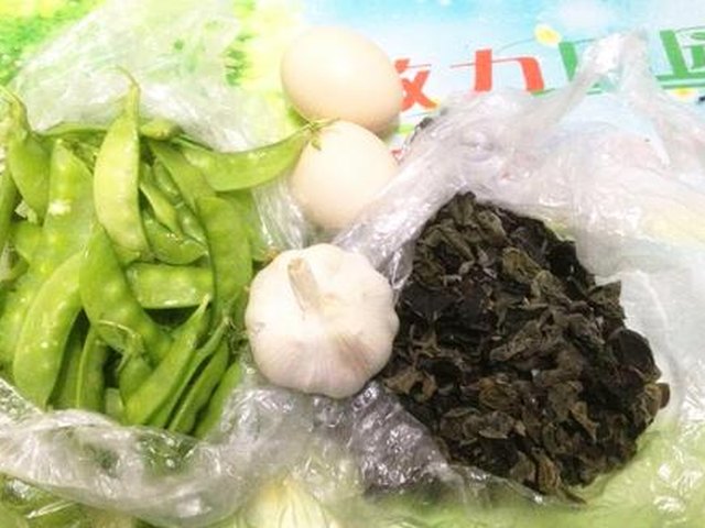 【木耳荷兰豆炒鸡蛋】步骤1