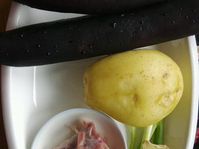 【东北版土豆炖茄子】步骤1