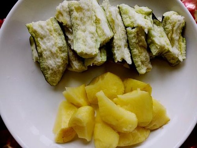 【东北版土豆炖茄子】步骤2