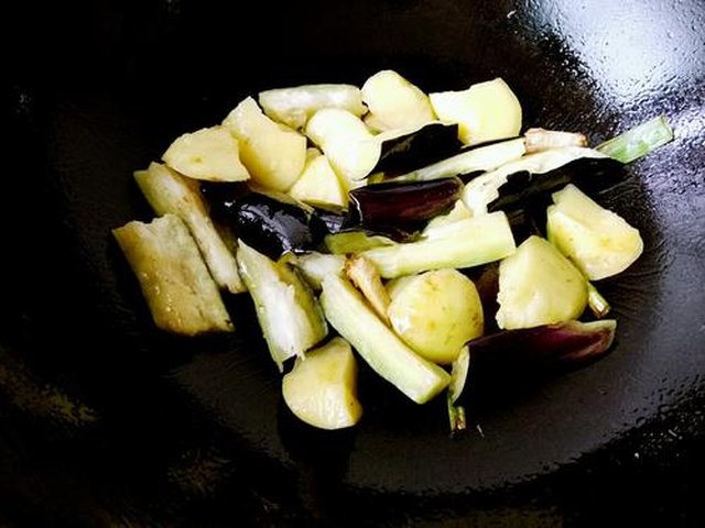 【东北版土豆炖茄子】步骤4