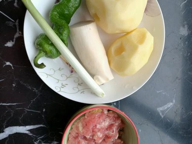【肉末烧土豆】步骤1