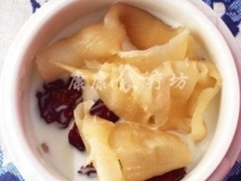 红枣牛奶炖花胶