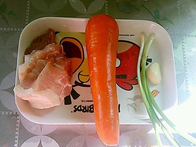 【肉丁炒胡萝卜】步骤1