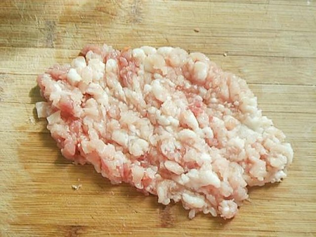 【肉丁炒胡萝卜】步骤2