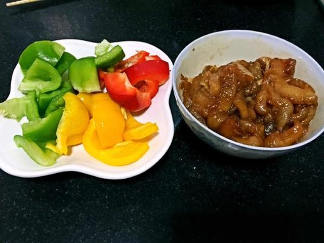 【彩椒鸡脯肉】步骤2
