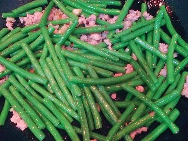 【肉末豆角】步骤4