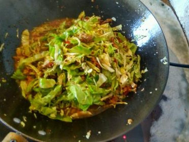 【莲花白炒肉】步骤3