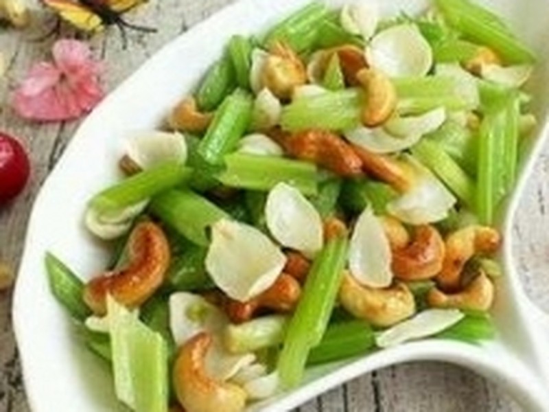 腰果百合炒芹菜