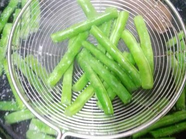 【四季豆炒腊肉】步骤3