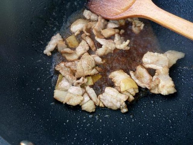 【肉片炒青椒】步骤3