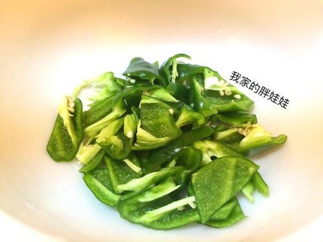【尖椒炒鸡蛋】步骤1
