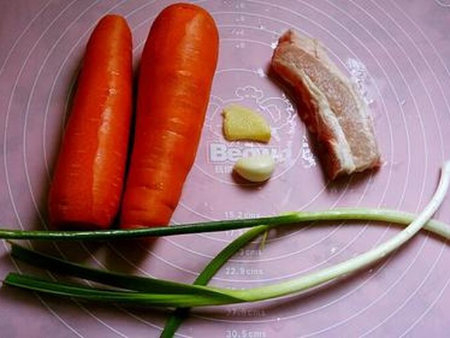 【胡萝卜炒肉丝】步骤1