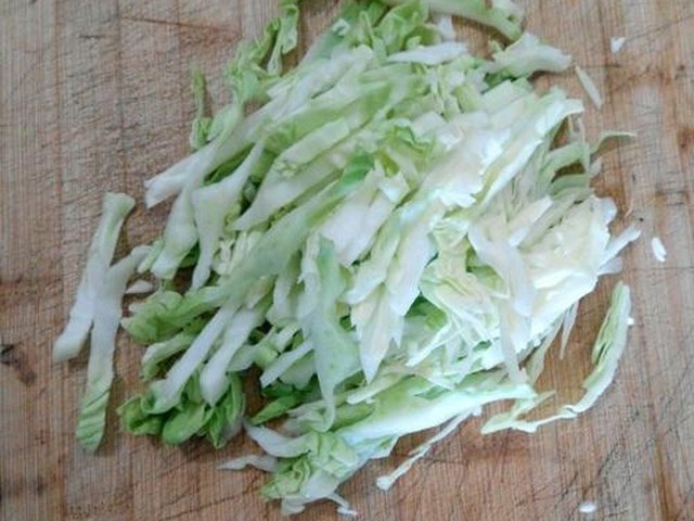 【圆白菜炒饼】步骤2