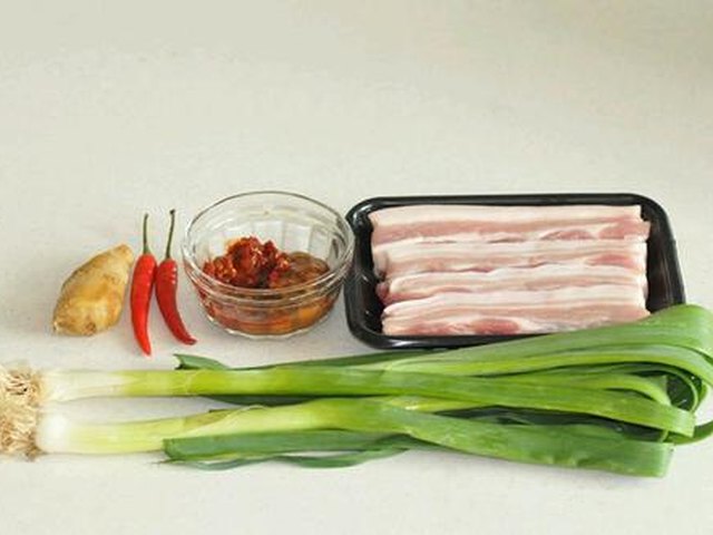 【蒜苗小炒肉】步骤1