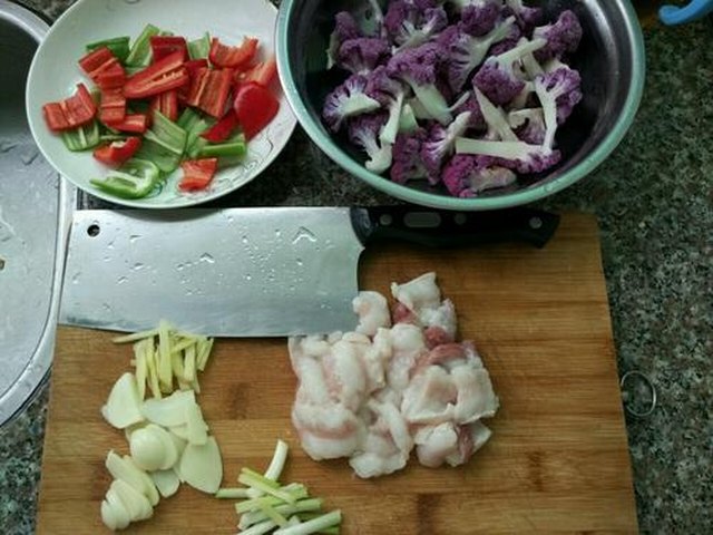 【花菜煸肉】步骤2