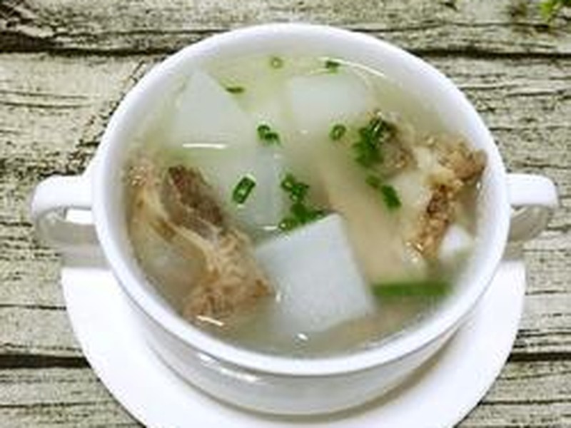 排骨炖白萝卜汤