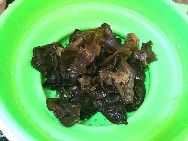 【木耳炒油菜】步骤1
