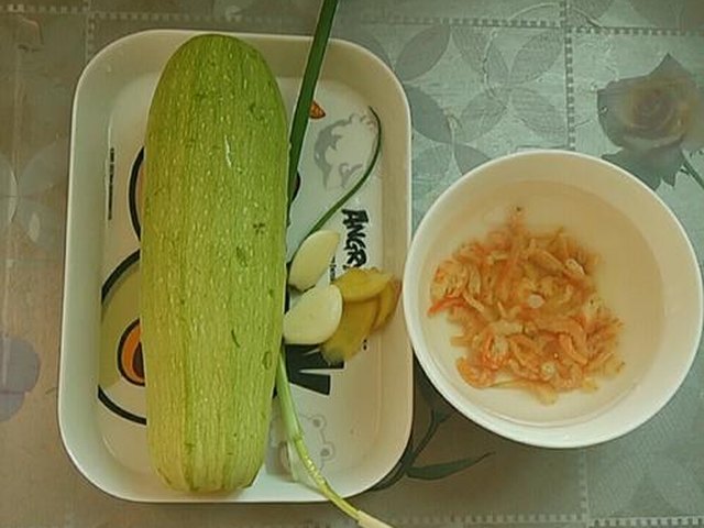 【西葫芦炒海米】步骤1