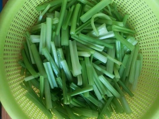【芹菜炒肉】步骤1