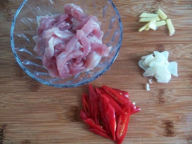 【芹菜炒肉】步骤2
