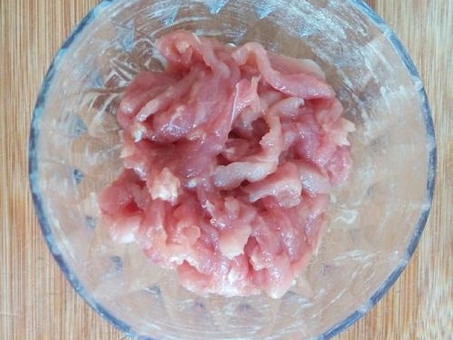 【芹菜炒肉】步骤3