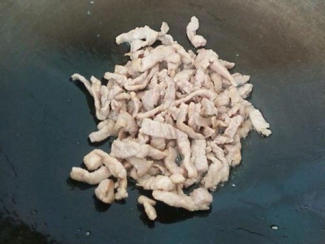【芹菜炒肉】步骤4