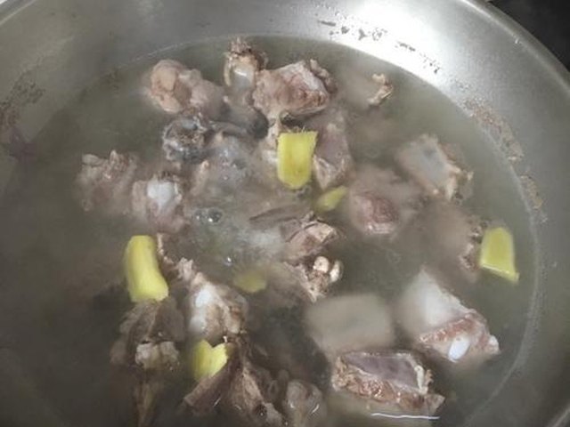 【排骨芸豆炖土豆】步骤1