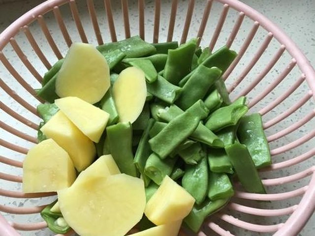 【排骨芸豆炖土豆】步骤2