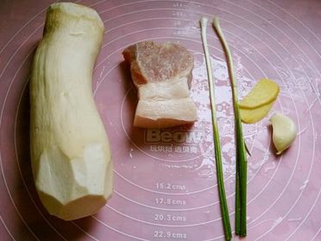 【杏鲍菇炒肉片】步骤1