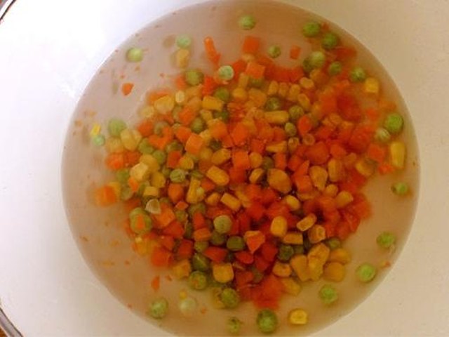 【虾仁炒什锦鸡蛋】步骤2