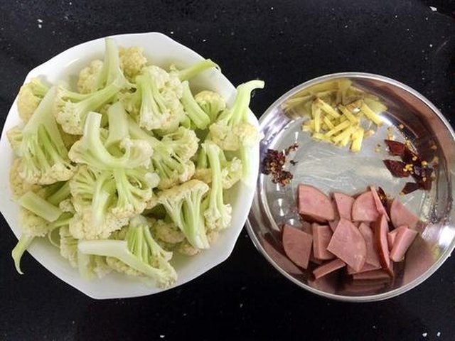 【香肠炒菜花】步骤1