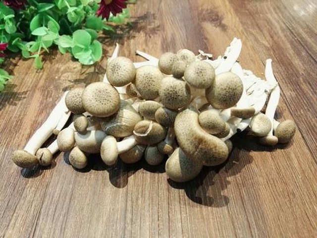 【菌菇豆腐汤】步骤1