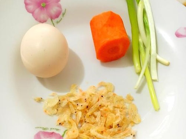 【虾皮胡萝卜鸡蛋碎（宝宝高钙高蛋白食谱）】步骤1