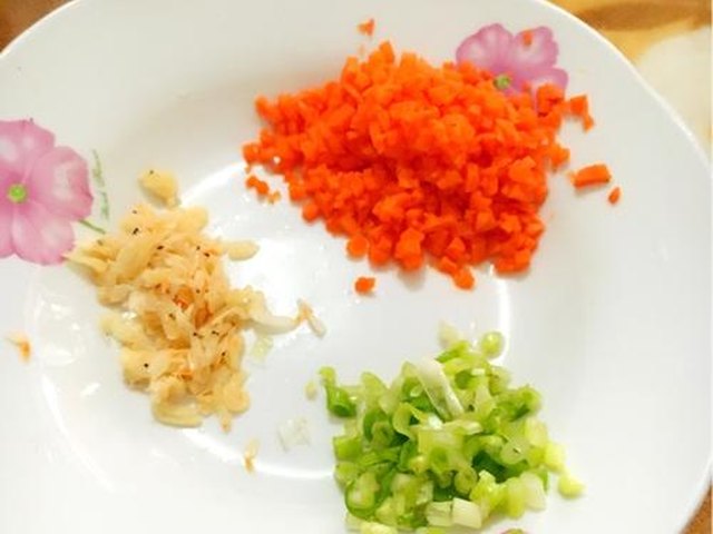 【虾皮胡萝卜鸡蛋碎（宝宝高钙高蛋白食谱）】步骤2