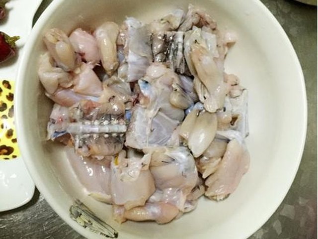 【香辣红油牛蛙】步骤2