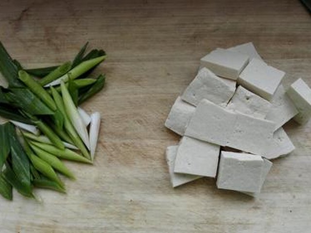 【青蒜烧脆皮豆腐】步骤2