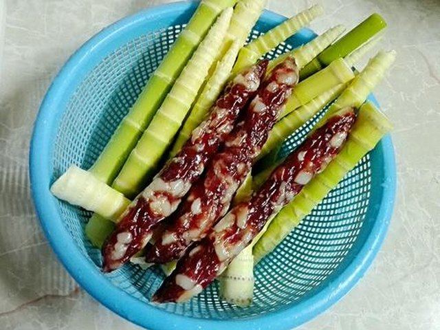 【野笋炒腊肠】步骤1