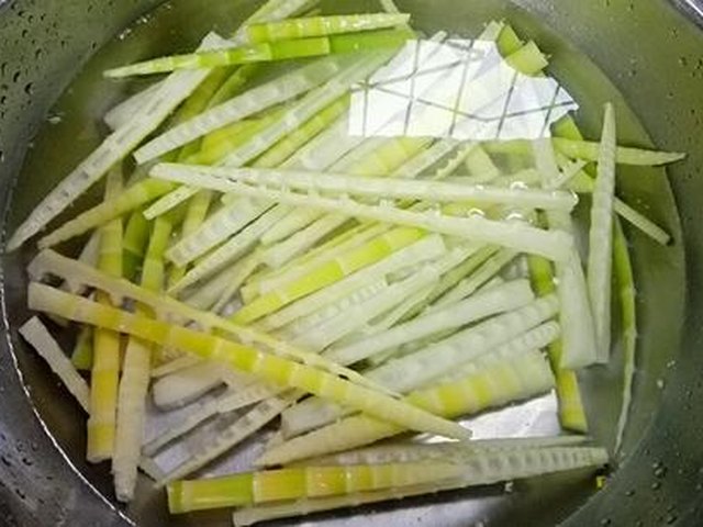 【野笋炒腊肠】步骤3
