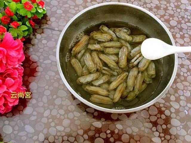 【葱姜炒蛏子】步骤2